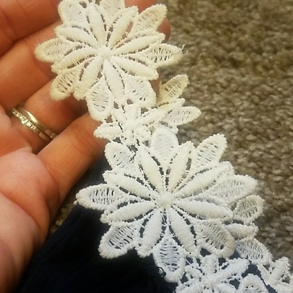 Adorable cold shoulder top. Woman's small - Picture 3 of 4